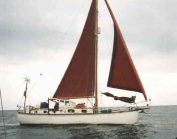 Sunseeker of Hamble under her tan sails